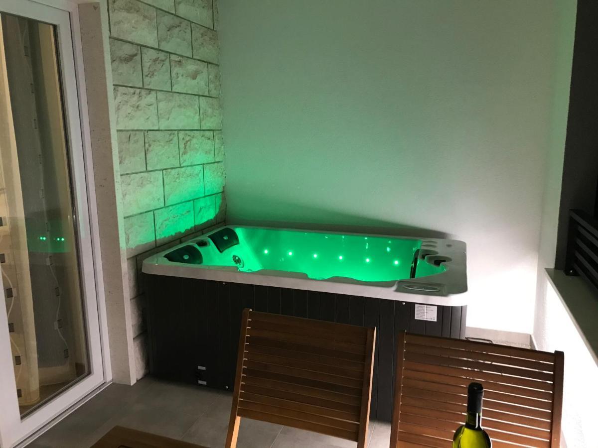Apartments Tonkita With Jacuzzi Макарска Экстерьер фото
