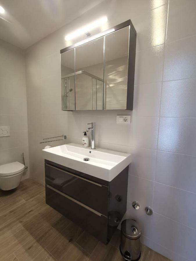 Apartments Tonkita With Jacuzzi Макарска Экстерьер фото
