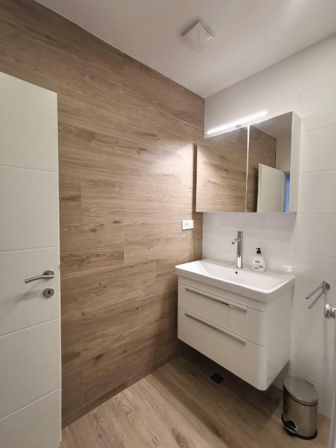 Apartments Tonkita With Jacuzzi Макарска Экстерьер фото