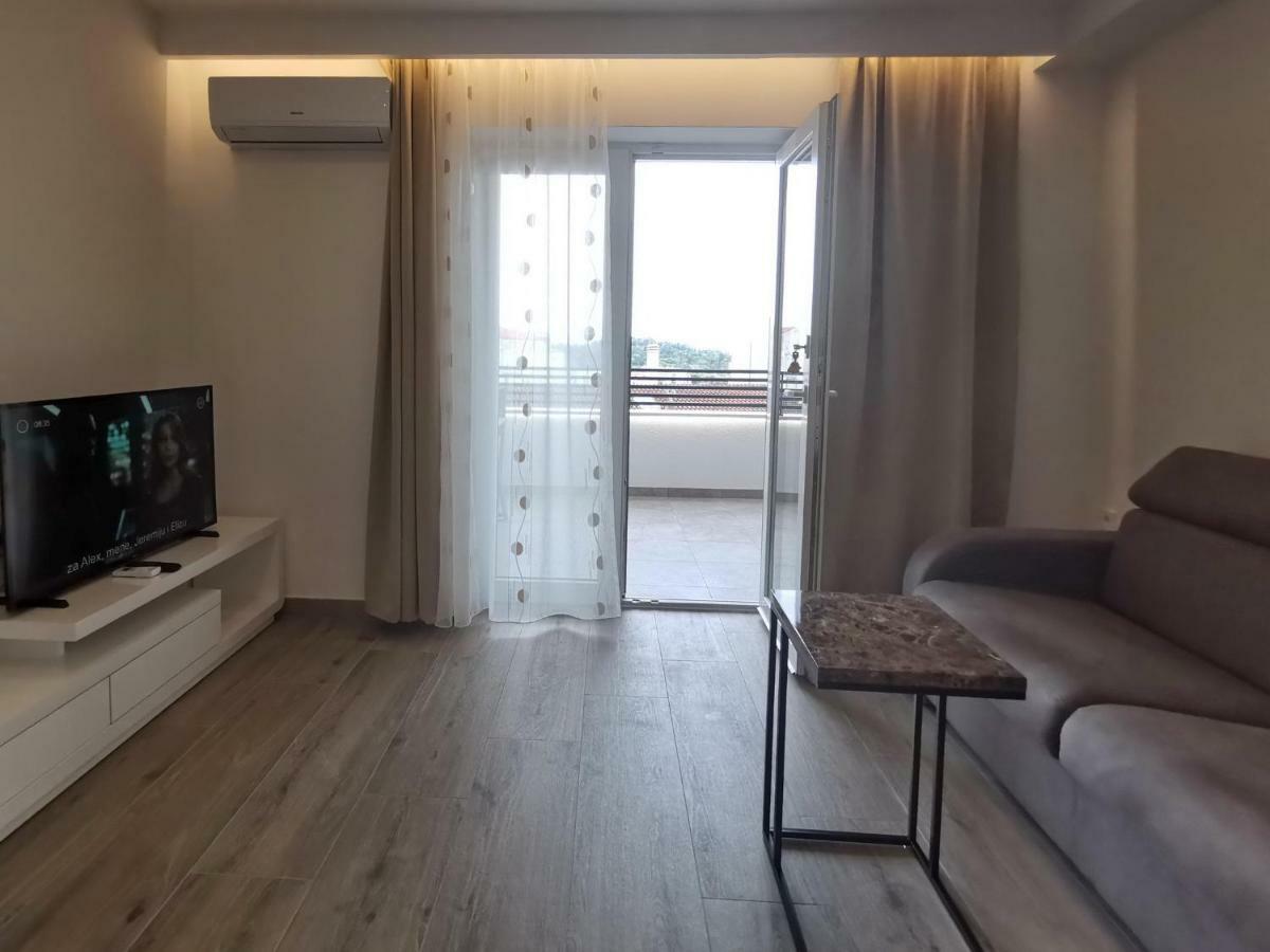 Apartments Tonkita With Jacuzzi Макарска Экстерьер фото