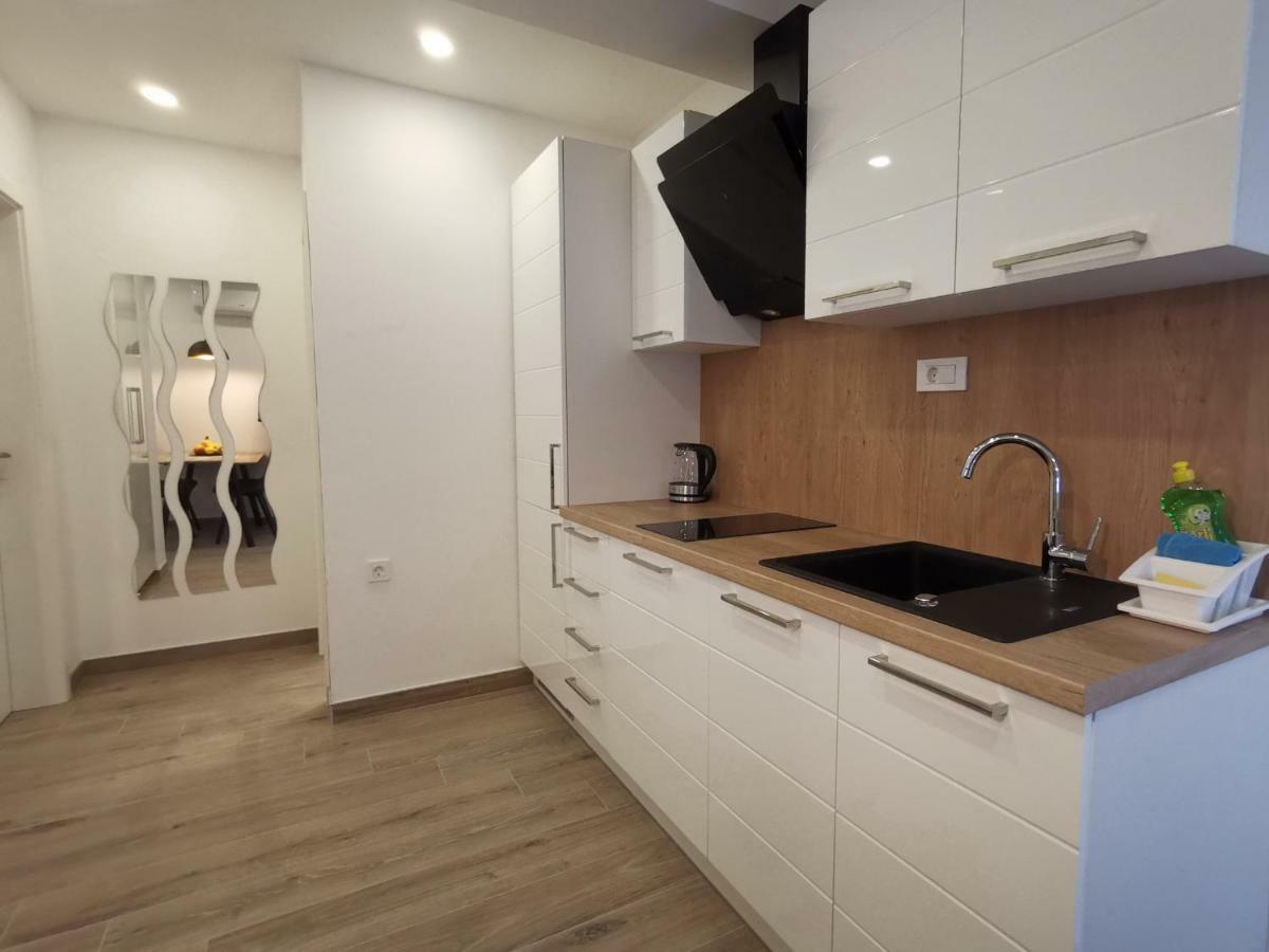 Apartments Tonkita With Jacuzzi Макарска Экстерьер фото